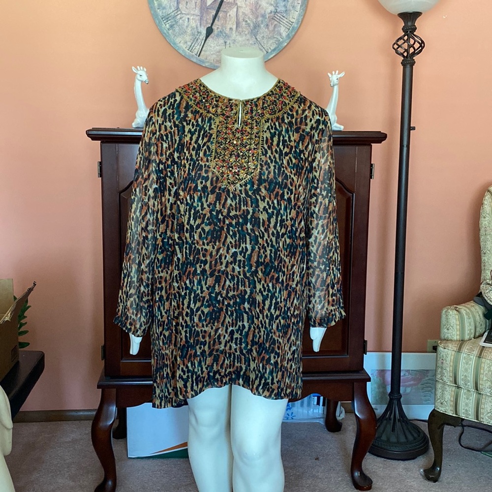 Blouse that would go perfect with your favorite black leggings.